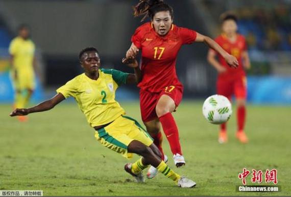 当地时间8月6日晚，中国女足在里约奥运会小组赛第二场对阵南非队。图为中国女足17号古雅莎带球突破。