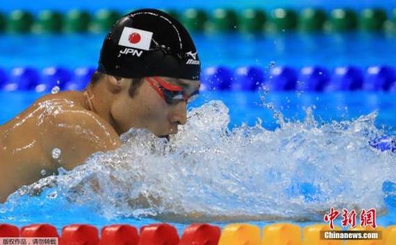 当地时间8月6日，日本选手萩野公介在里约奥运会男子400米个人混合泳决赛以4分06秒05的成绩夺得冠军。图为萩野公介在比赛中。
