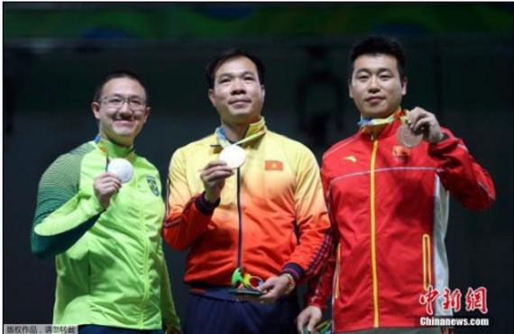 当地时间8月6日，里约奥运会男子10米气手枪决赛，中国选手庞伟（右）以180.4环的成绩获得第三名，摘得一枚铜牌。冠军被越南选手黄春荣（中）获得，巴西选手费利佩·吴（左）获得银牌。