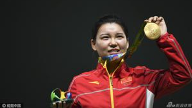 张梦雪展示金牌