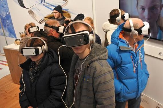 用户使用VR设备观看2016年利勒哈默尔冬季青奥会开幕式
