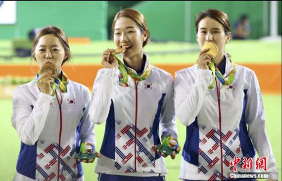 韩国女子射箭队夺金