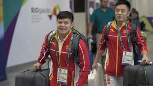 中国举重队抵达里约国际机场