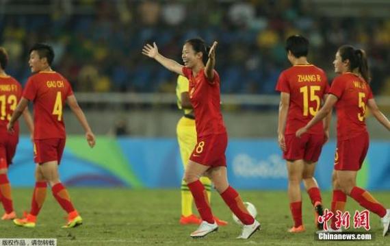 当地时间8月6日晚，中国女足在里约奥运会小组赛第二场2-0完胜南非队，夺回小组晋级的主动权。古雅莎上半场补时阶段单刀破门首开纪录，下半场后半段，谭茹殷中圈附近吊射打进世界波，中国女足时隔八年重返奥运会，终于再传捷报！图为谭茹殷庆祝破门。