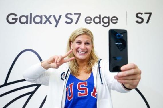美国奥运金牌得主凯拉·哈里森卡拿着属于她的三星Galaxy S7奥运会限量版手机自拍