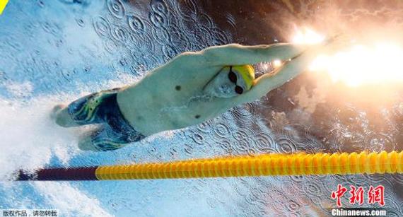 男子400米自由游决赛，澳大利亚选手霍顿入水瞬间。