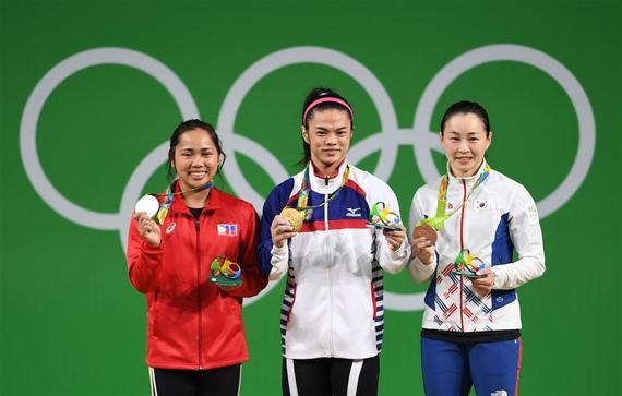 菲律宾运动员迪亚斯(左一)获得女举银牌