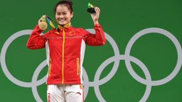 邓薇开心展示金牌