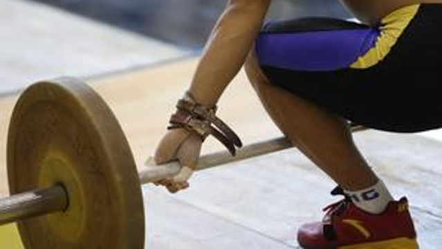 举重队举行公开训练