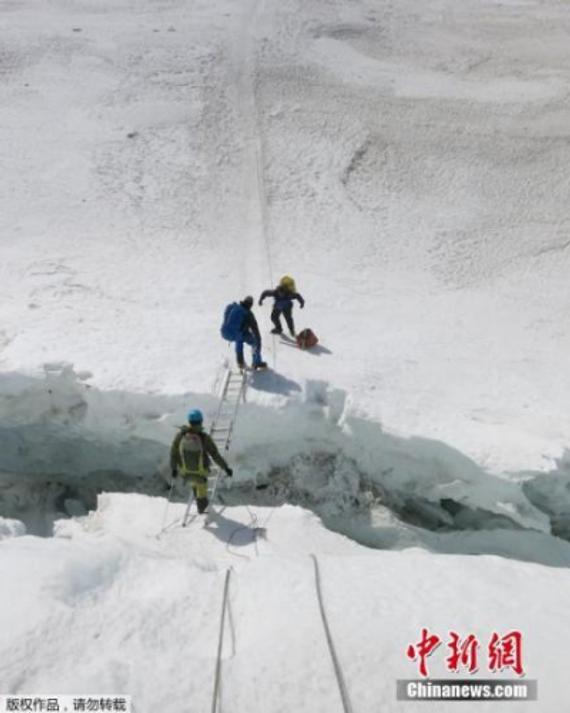 日本迎来“山之日”，调查称登山在老年人中人气高。