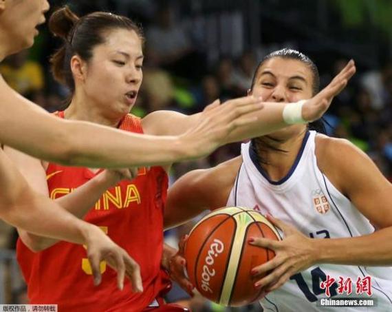 中国女篮队员陈晓佳在比赛中防守