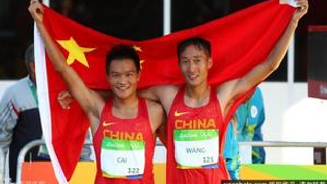 王镇蔡泽林霸气展示国旗