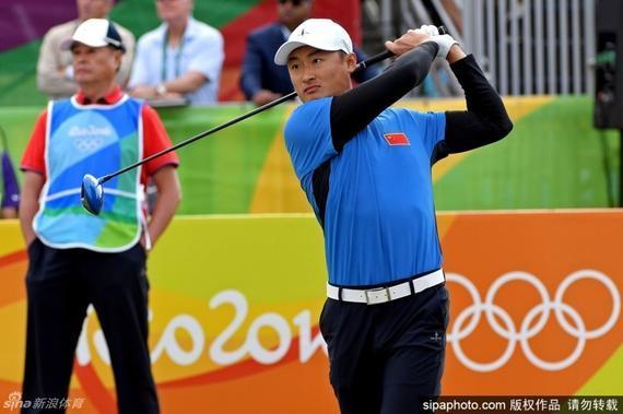 李昊桐挥出中国高尔夫奥运第一杆