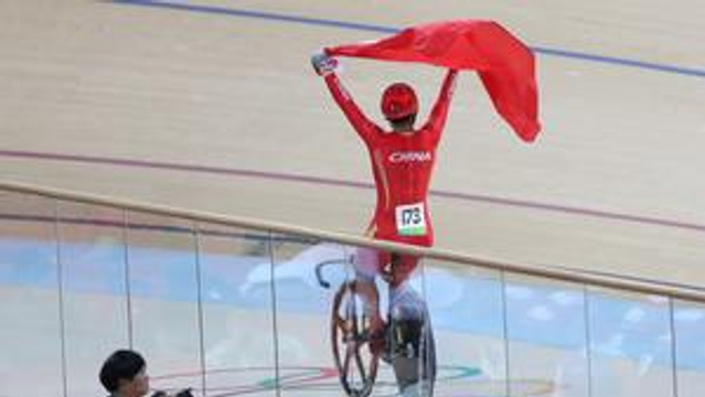 场地自行车赛场五星红旗飘扬