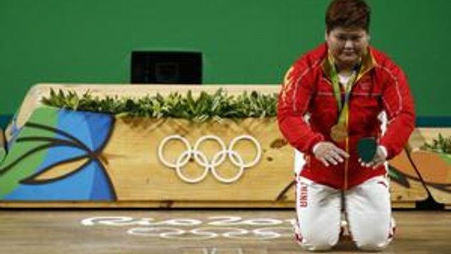 孟苏平夺冠跪地感谢观众