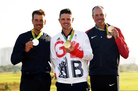 罗斯、斯滕森(左)、库查尔(右)分享历史性的高尔夫奥运奖牌