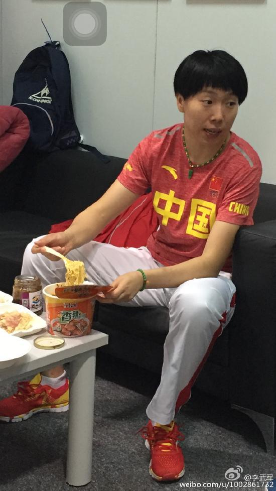 李晓霞吃泡面