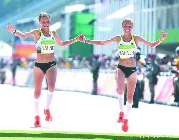 德国双胞胎手拉手跑奥运马拉松 把比赛当儿戏