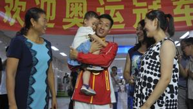 王镇凯旋母亲妻女迎接