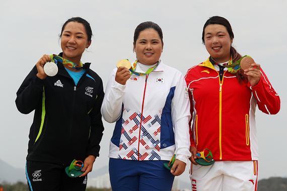 朴仁妃(中)、高宝璟(左)、冯珊珊分获金银铜牌