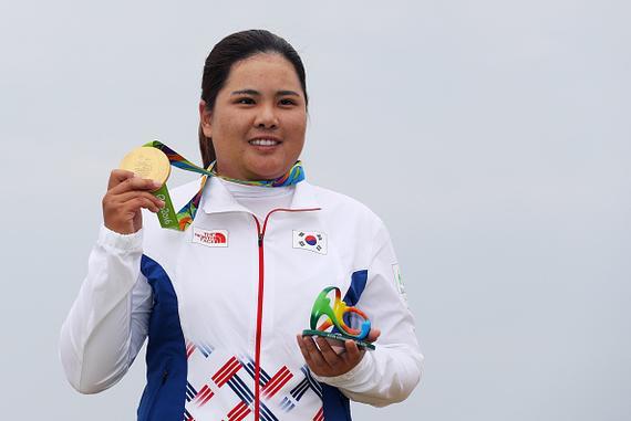 朴仁妃赢得女子高尔夫历史上的第一块金牌