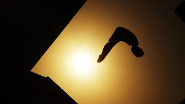 跳水队夕阳下风景大片