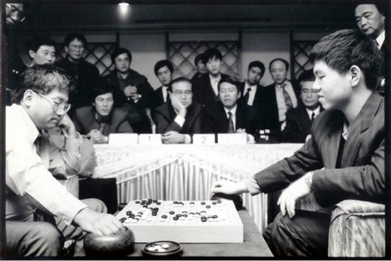 李昌镐战胜林海峰夺得第一个世界冠军。