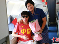 南航迎接奥运健儿回家 空姐妈“巧遇”运动员儿子