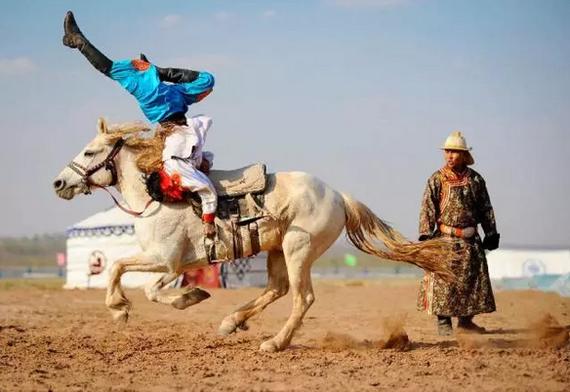 蒙古牧民骑马英姿