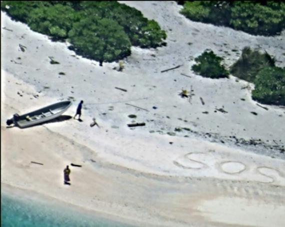 夫妻流落荒岛与世隔绝9天 沙滩上写巨幅SOS获