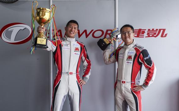 捷凯车队的王日昇和许家泰夺得2016CTCC第九回合冠军和季军