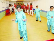 女排访澳门小区传爱心 郎平惠若琪耍太极有一手