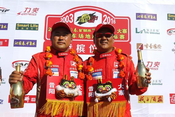 乔旭（左）获得汽油改装组冠军，杨帅（右）赢得汽油厂商组冠军