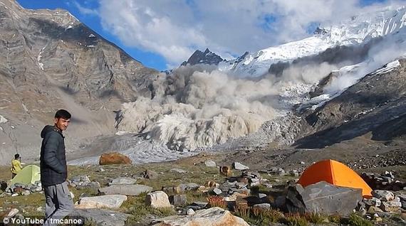 印度山峰发生雪崩 惊魂时刻研究员竟上前观探