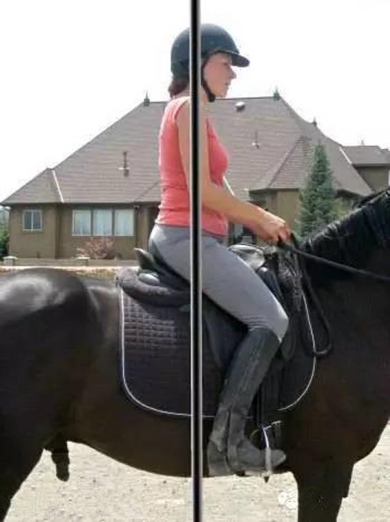 一分钟骑马教学美女指导初学者正确的马背姿势