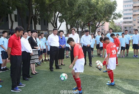 习近平观摩小学生足球训练