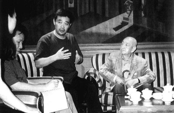 和导演田壮壮（左三）、编剧邹静之（左二）在北京。