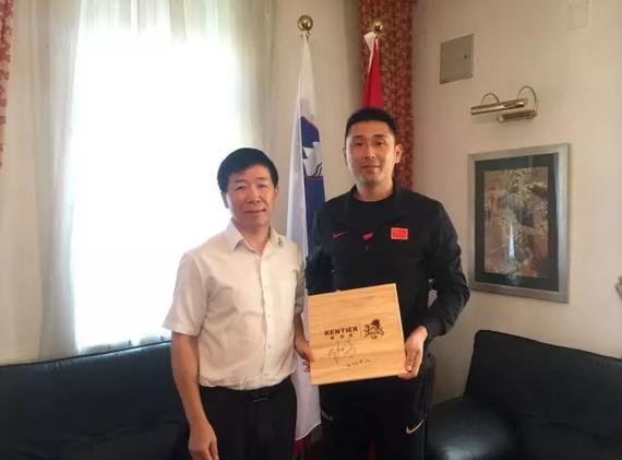 中国驻斯洛文尼亚大使叶皓与江苏肯帝亚男篮主帅胡雪峰