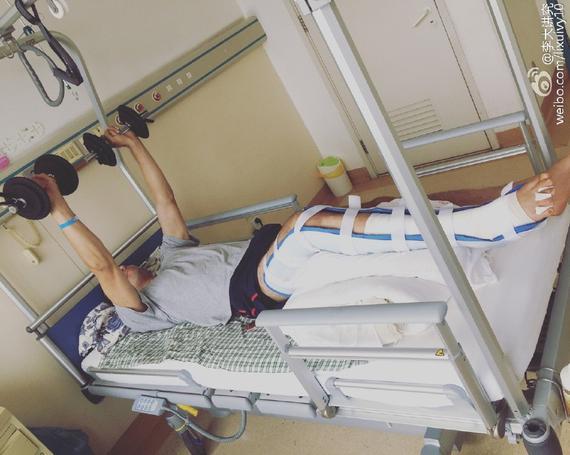 Li Xiaoxu after the Achilles tendon surgery photo exposure lying on the bed to take dumbbell exercise