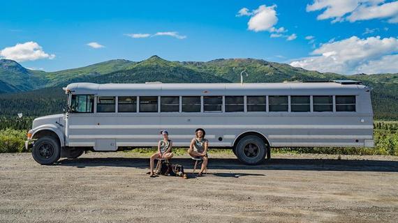 外国小伙将旧校车改装成房车，带上女友和狗游遍北美。