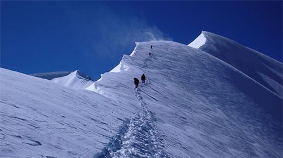 80后小伙登顶6178米玉珠峰