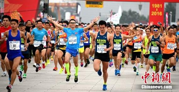 北京马拉松经济观察：中国马拉松跑出四条“掘金”之路。