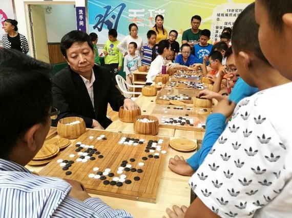 曹大元在下指导棋