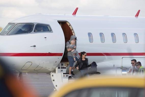 莱科宁携妻子、儿子乘私人飞机抵达芬兰