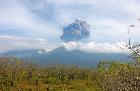 近日，印尼火山爆发超250名登山客下路不明，多为外籍。