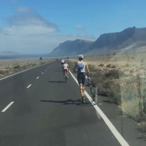 铁三选手遇机械故障 带车跑27km自行车赛段并