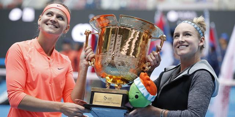 新浪直击马泰克/萨法洛娃夺女双冠军