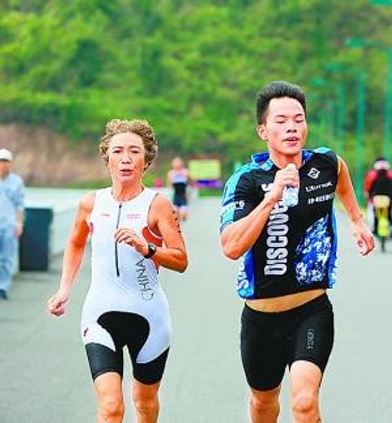 魏凤琴与小伙子赛跑毫不逊色。