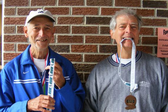 弗兰克-阿布拉米克(左)和他弟弟约翰一起庆祝跑完2015年芝加哥马拉松。