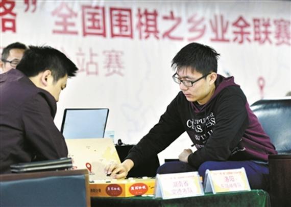 洛阳东陌映像队队员王鹏浩（右）在比赛中